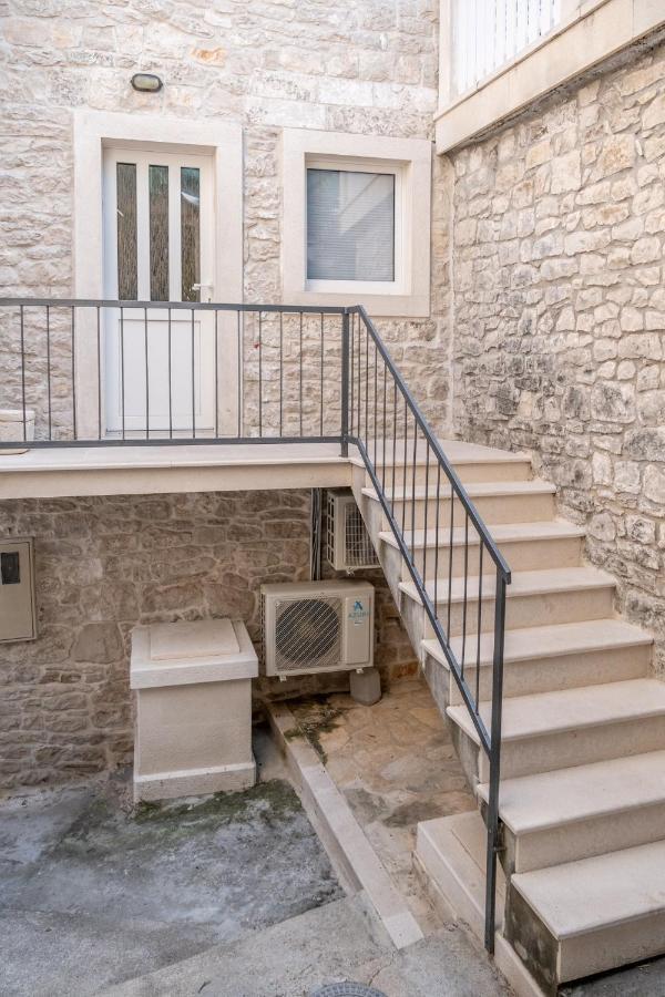 Apartments Sonja Pucisca Exterior photo